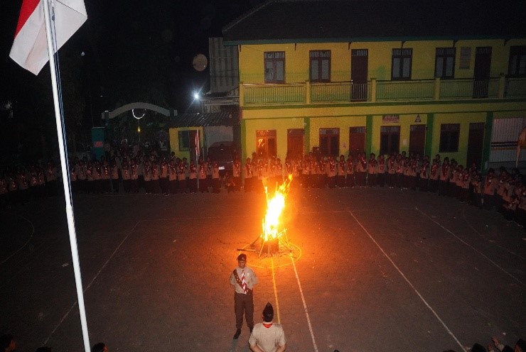 Upacara Api unggun bersama siswa MTs/MA