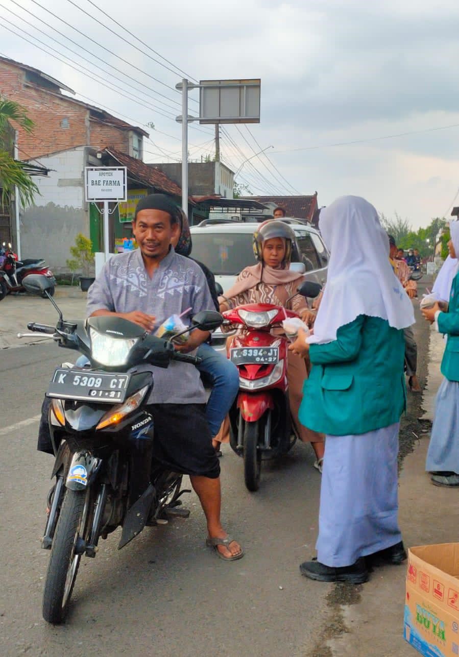 KHOTMIL QUR’AN DAN BERBAGI MAKANAN DI BULAN RAMADHAN