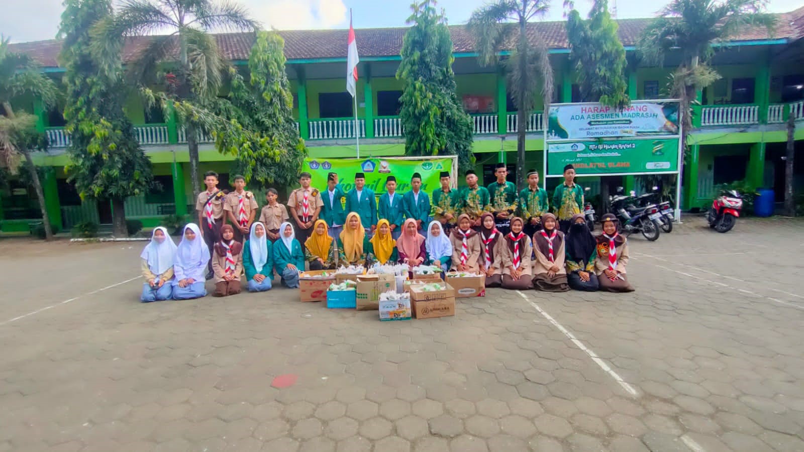 KHOTMIL QUR’AN DAN BERBAGI MAKANAN DI BULAN RAMADHAN