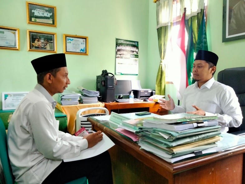 Diskusi antara Kepala Madrasah dengan Guru